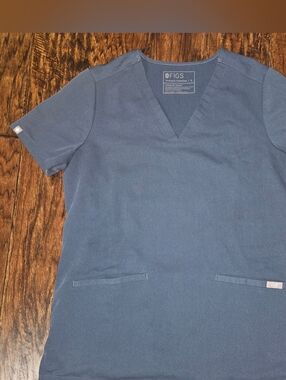 EUC S Women's FIGS Casma Scrub Top in Slate Blue